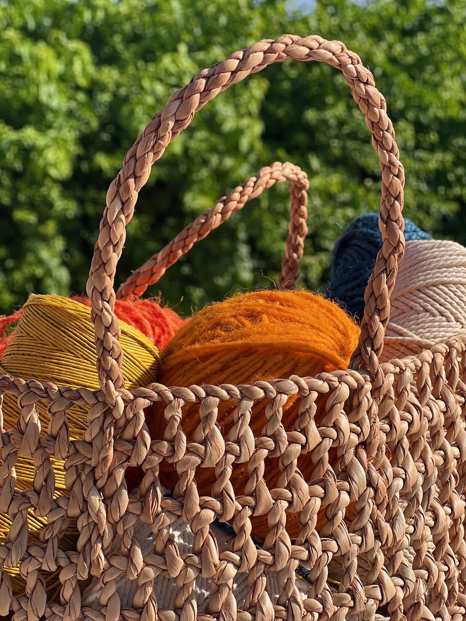 Woven basket with coloured yarn
